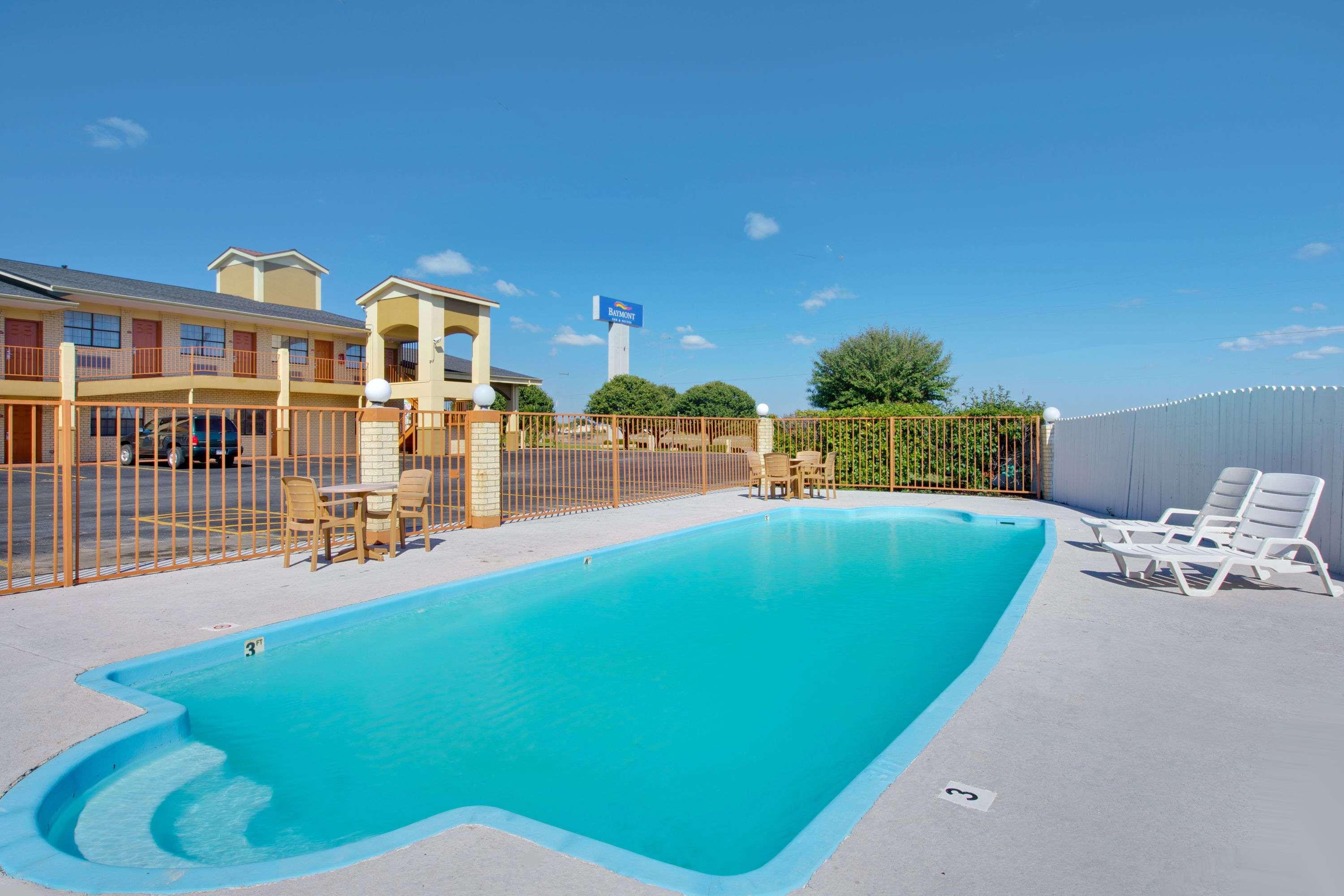 Baymont By Wyndham Terrell Hotel Bagian luar foto