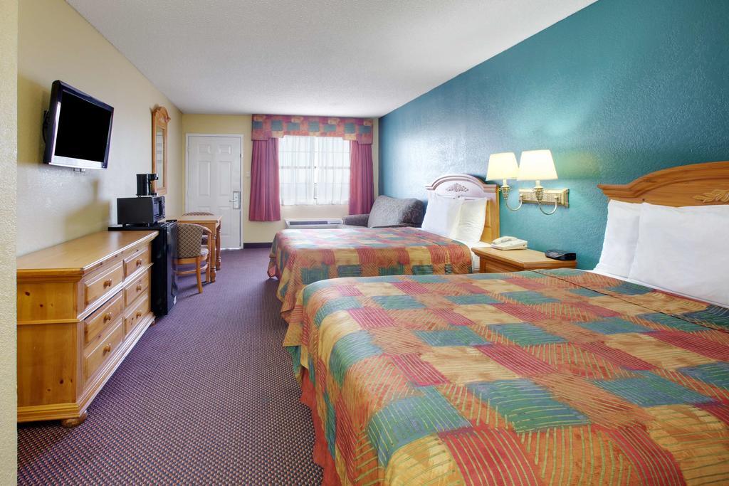 Baymont By Wyndham Terrell Hotel Bagian luar foto